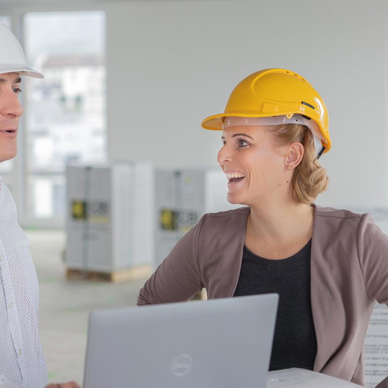 IMS Angestellte freuen sich über die Lohnerhöhung